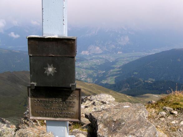 Blick vom Gipfelkreuz in Inntal hinunter