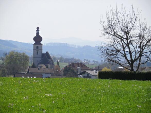 Die Kirche in Waldneukirchen ist in der Ferne zu sehen.