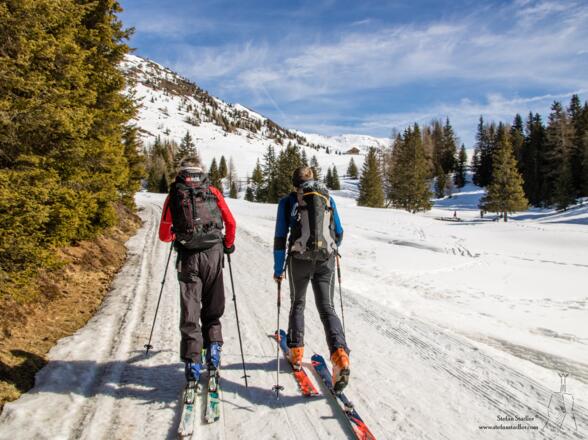 Los geht es bequem auf dem Winterwanderweg.