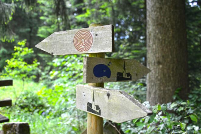 Wegweiser am Weg der Sinne - Weg der Stille