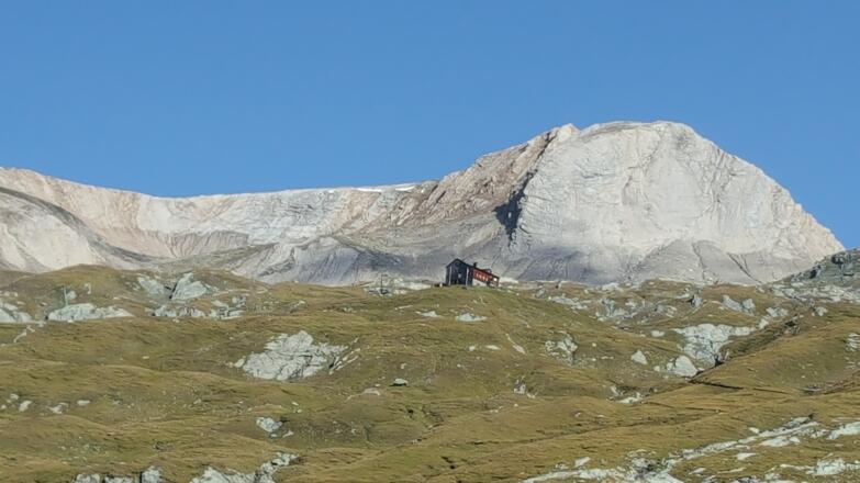 Sudentendeutsche Hütte im Hintergrund die Wellachköpfe