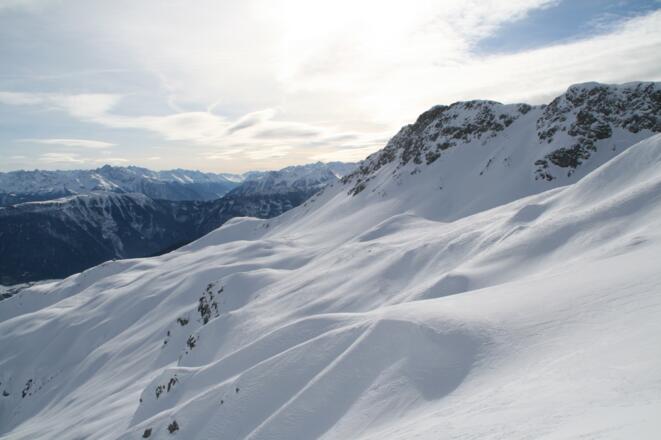 Blick zum Felskamm des Loreajochs. Föhnwolken kündigen eine Schlechtwetterfront an.