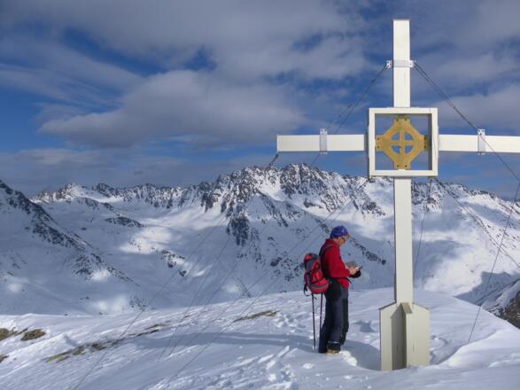 Peistakogel - Kreuzgipfel mit Blick zu Kraspesspitze und Roßkogel
