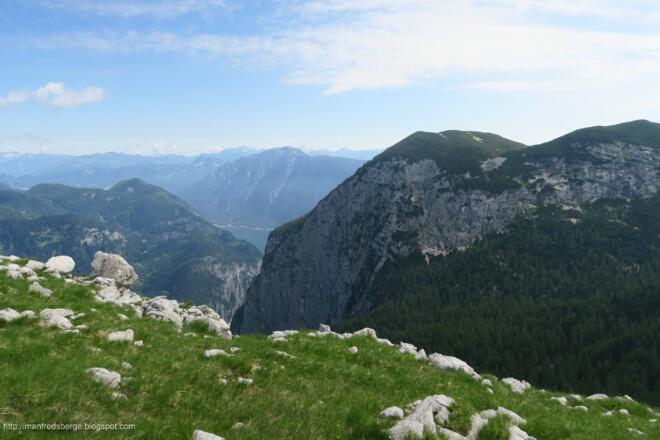 Ein wenig südlich vom Gipfel hat man sogar Ausblick auf ein Stück vom Hallstättersee und auf den Feuerkogel und Mittlerer Hirlatz
