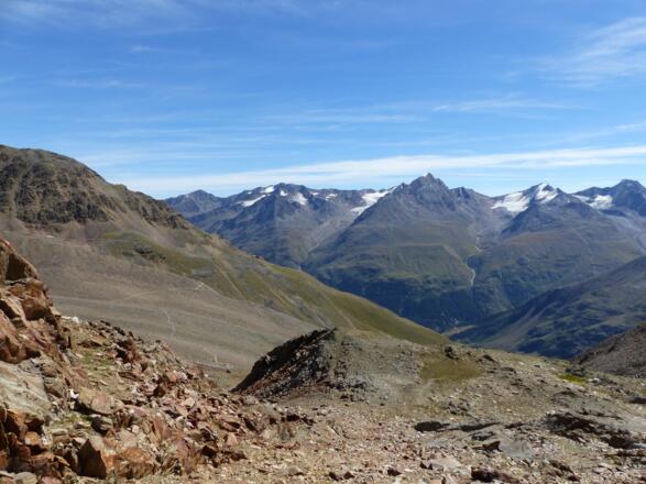 Blick zurück, wo man auch die Breslauer Hütte erkennen kann.