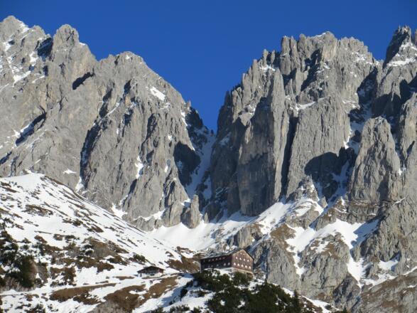 Blick zurück zur Gruttenhütte mit den Wänden des Kübelkars (Bauernpredigtstuhl)