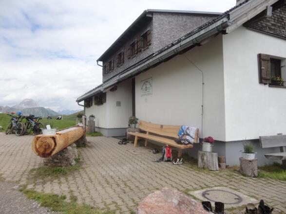 Von der Eingangsseite mit Brunnen und Bank