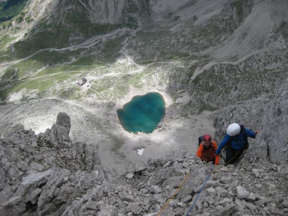 Tiefblick zum Gr. Laserzsee und Karlsbader Hütte.  Der Kl. Laserzsee war in diesem Jahr ausgetrocknet.