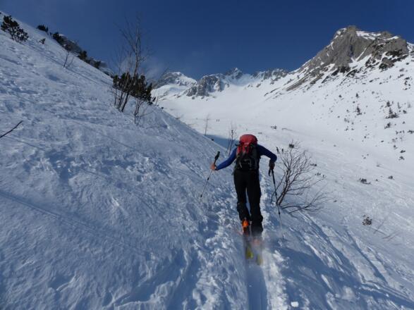 Auf ca. 1750 m queren wir in westlicher Richtung in das Kärle-Kar.