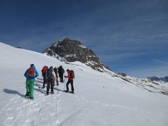Vom Hochalppass können wir das Dach der Hütte, an der wir Mittagspause machen wollen, gerade erahnen.