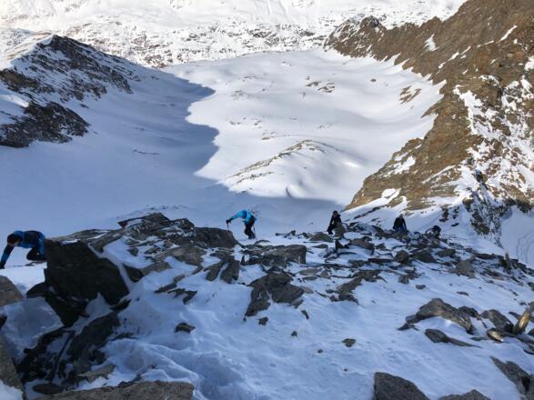 Aufstieg am Rücken zum Gipfelgrat
