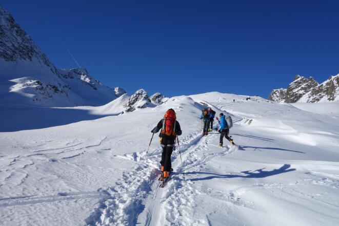 Auf dem flachen Rücken Richtung Sommerwandferner. Links der Gipfel der Mittleren Kräulspitze (3302 m).