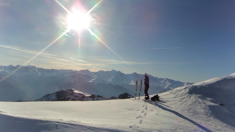 Hier der flache Sattel nach rechts in 15 Sekunden zum Gipfel.