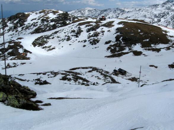 In Kürze erreicht man wieder das Schigebiet, hinten der Schartenkogel.