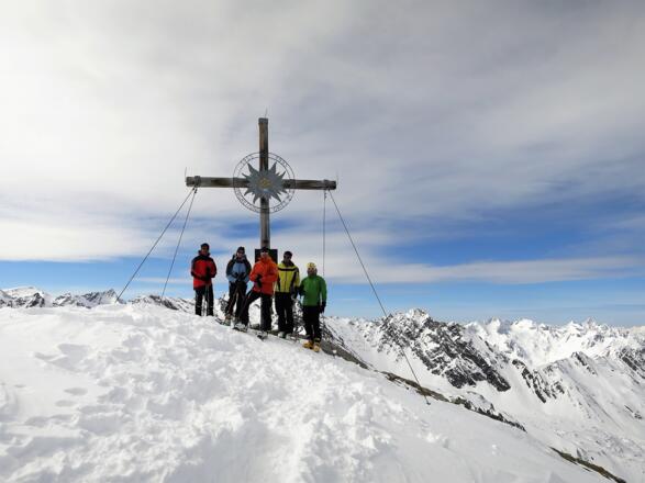Am Gipfel des Zischgeles (3304 m). Das Gipfelkreuz wurde von der Bergrettung Gries im Sellrain errichtet.