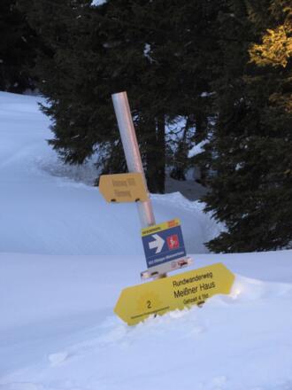 Bei der Schneehöhe verschwinden die Wegweiser fast im Schnee.