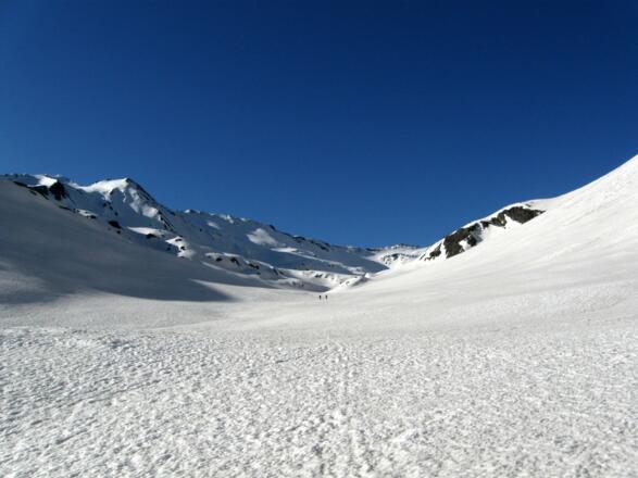 Hinein geht&#039;s, in das weite Tal der Banker Alpe.