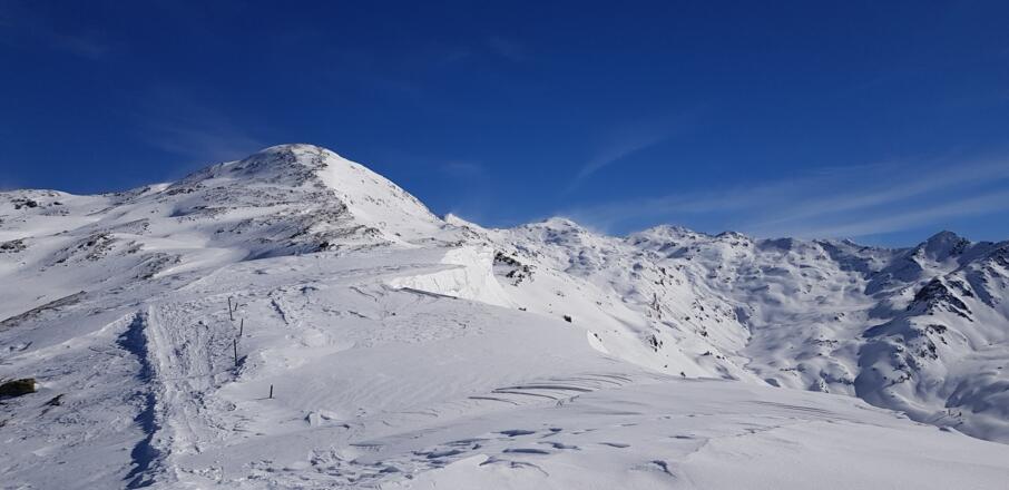 Der lange, meist abgeblasene Grat zum Morgenkogel