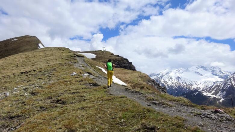 ... das Gipfelkreuz (links der höchste Punkt bzw. der &quot;eigentliche&quot; Gipfel).