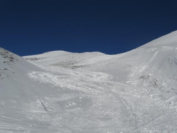 Der weitere Verlauf der Route führt unschwierig durch eine Mulde.