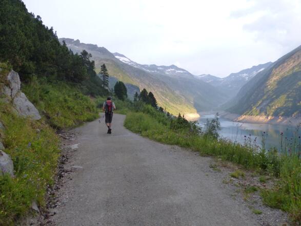 Schöne Abendstimmung im Talschluss des Zillergrundes.