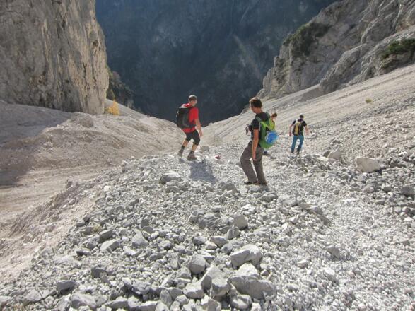Über die Bettlwurfreiße hinunter ins Halltal.