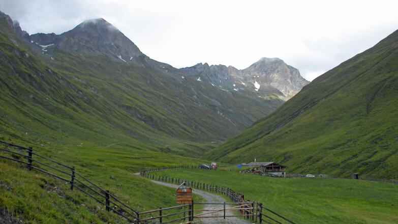 Die Arventalalm, im Hintergrund die Merbspitze