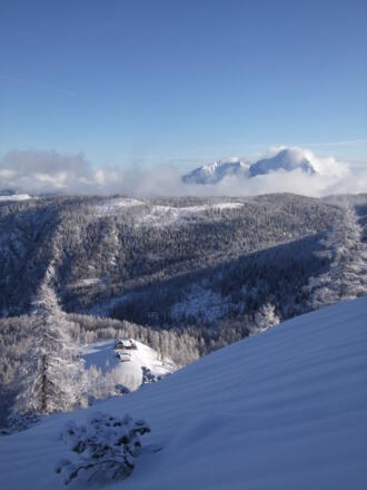 Unten die Dümlerhütte