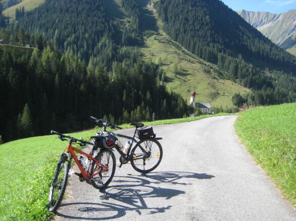 Ab KELMEN auf dem Nebenweg - mit Blick auf NAMLOS