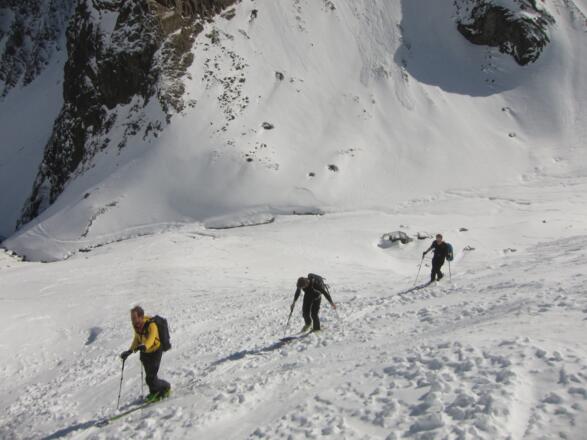 Aufstieg zum Steintalboden, unten links die erste Zwinge und die Aufstiegsspuren zum Zwieselbacher Roßkogel (3082 m), rechts die kleine Jagdhütte.