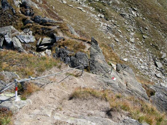 Der Weg geht über diese seilversicherte Passage noch einmal kurz abwärts.