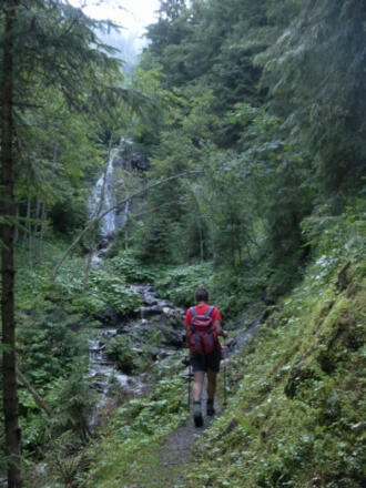 Anstieg unter dem Wasserfall