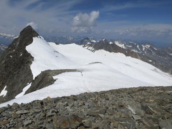 Blick voraus nach Westen zum Zuckerhütl.