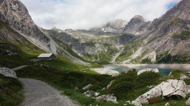 Lünerseealpe am Lünersee, hinten rechts geht es hoch zur Totalphütte