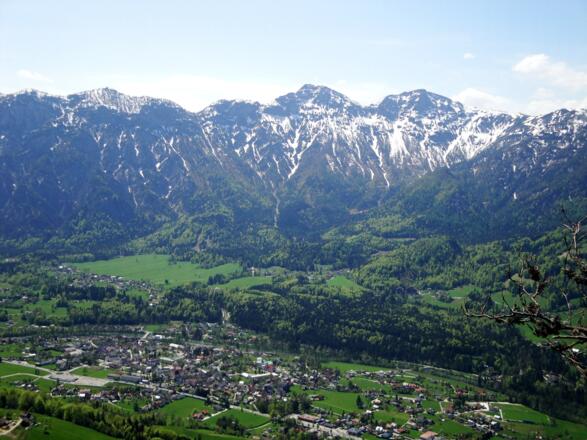 Beim Klettern hat man einen schönen Tiefblick auf Bad Goisern