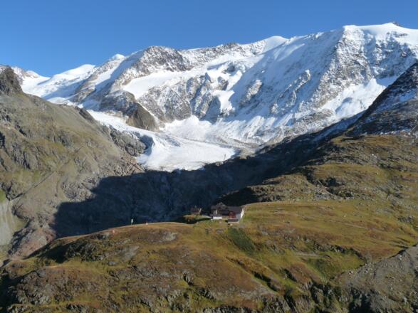 Der Blick auf den Taschachferner mit der Wildspitze begleitet uns während des gesamten Abstieges. Bis zum Taschachhaus ist es nicht mehr weit.