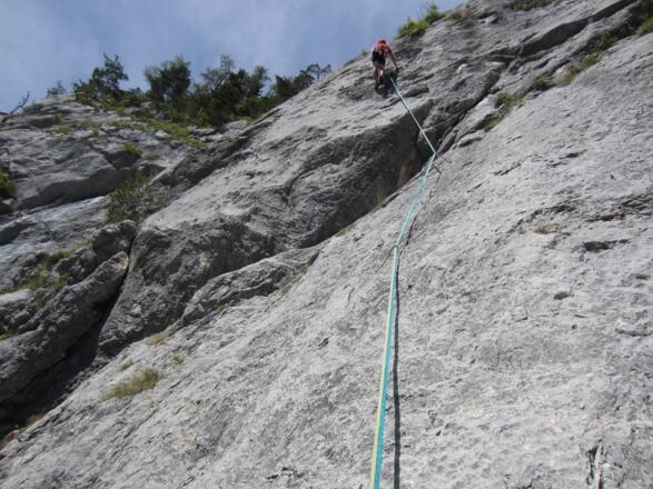 4. SL: kurzer Überhang, großgriffige Querung und dann auf der Platte zum Hängestand