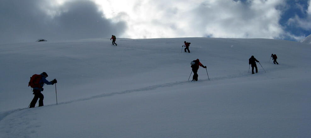 Viel frischer Neuschnee erfordert  Sicherheitsabstände!