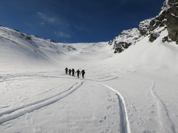 ... führt in einen großen Kessel und ...