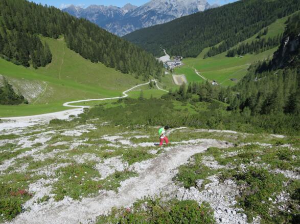 In kurzen Serpentinen gewinnt man rasch an Höhe. Unten das Skigebiet Axamer Lizum.