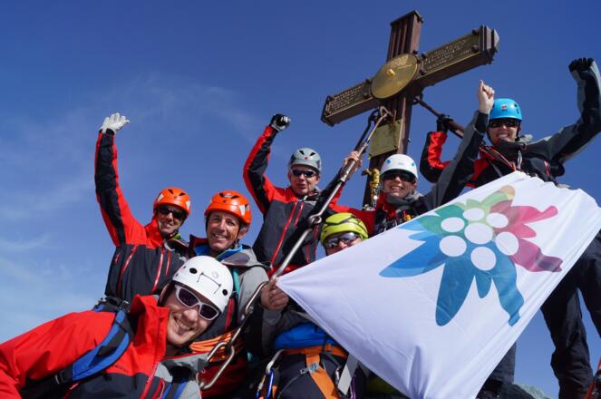 Jubel am Gipfelkreuz des Großglockners.