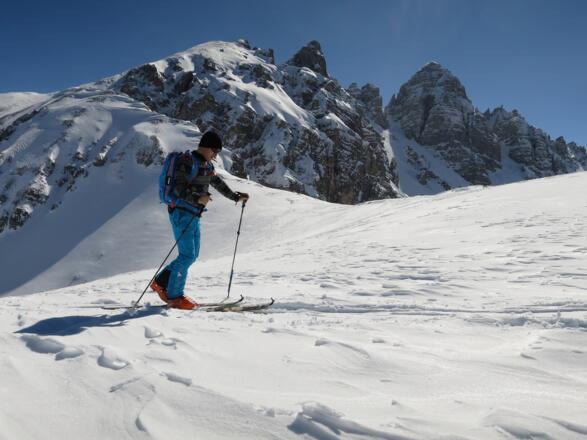 Auf ca. 2140 m erreichen wir den langen Gratrücken zwischen dem Ampferstein und der Schneiderspitze.