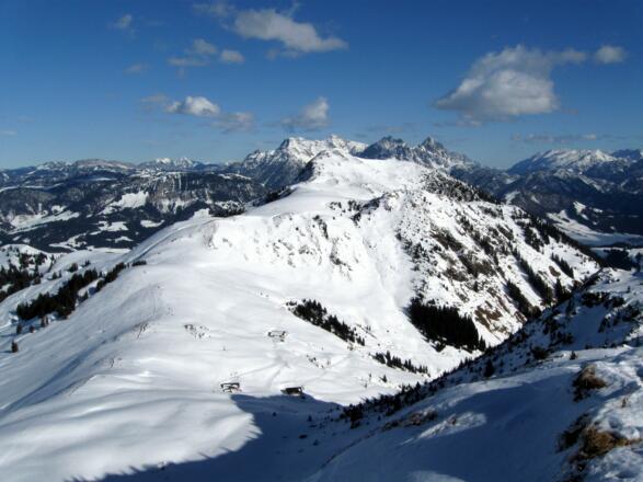 Unten liegen die Hütten der Lämmerbichlalm.
