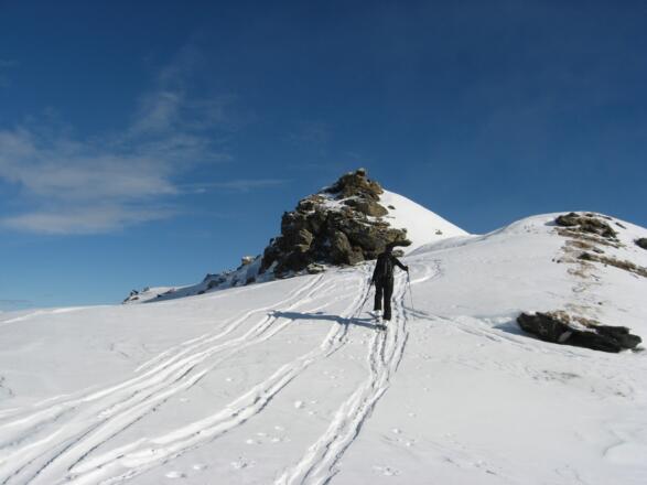 Der in der Beschreibung erwähnte Felskopf, hier geht es links herum.