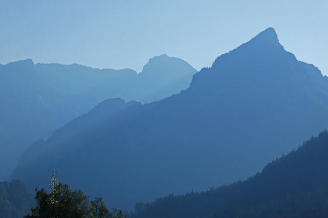Der Kleine Hochkasten hinter dem Ostrawitz (rechts) im Abendlicht von Hinterstoder aus gesehen