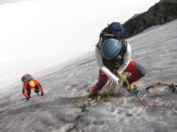 Solide Standplätze an zwei Eisschrauben schaffen für Nachsteiger und Sichernden eine sehr entspannte Situation.