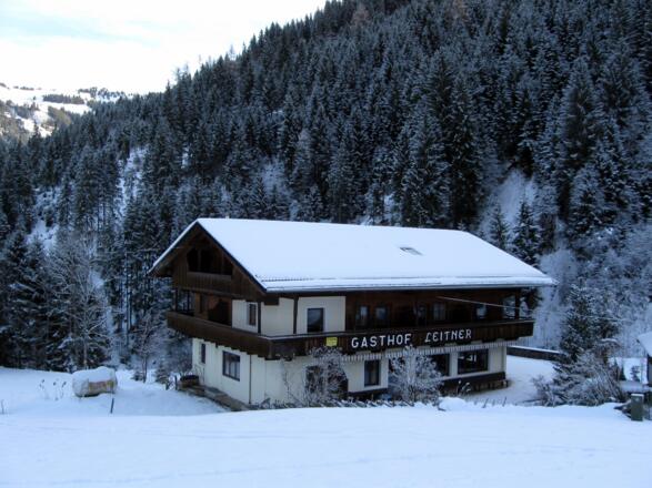Der (derzeit geschlossene) Gasthof Leitner. Ausgangspunkt für zahlreiche Schitouren wie Hochstand, Standkopf, Gamskopf oder Kleiner und Großer Galtenberg
