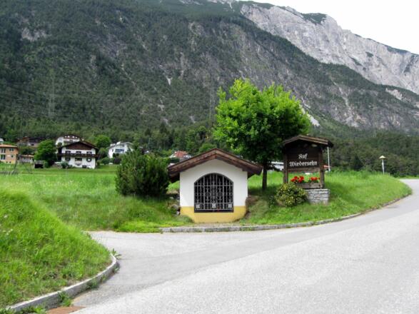 Bei dieser Kapelle am Ortsende von Roppen biegt man links ab in die Felder.