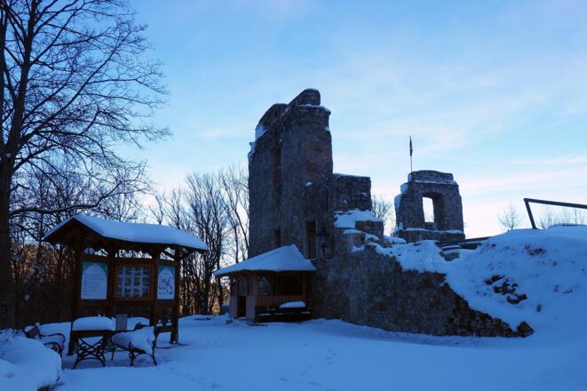 Ruine Seisenburg 739m noch im Schatten