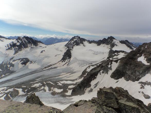 Gemsspitze, Jamspitzen und Dreiländerspitze von links nach rechts.